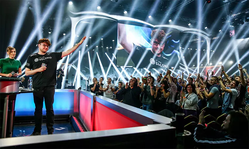 瑞士轮赛制下红蓝方胜率差异凸显比赛公平性问题：地图平衡性与赛事优化探讨